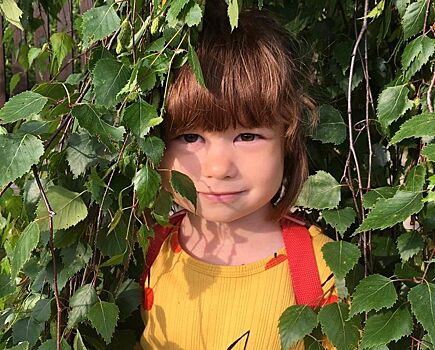 4-летняя дочь Екатерины Климовой похвасталась урожаем с огорода