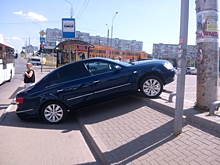 Пензенцы обсуждают фото «зависшего» между парковкой и тротуаром авто