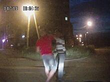 В Кирове мужчина бросился под колеса автомобиля, за что был избит водителем