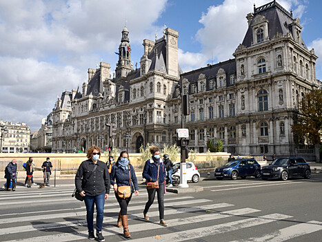 Власти Франции вводят комендантский час из-за COVID-19