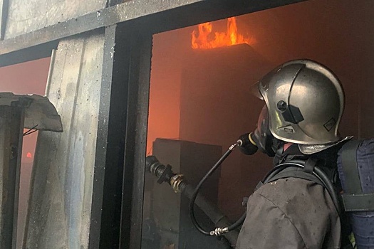 В Краснодаре локализовали крупный пожар на складе с полиэтиленом