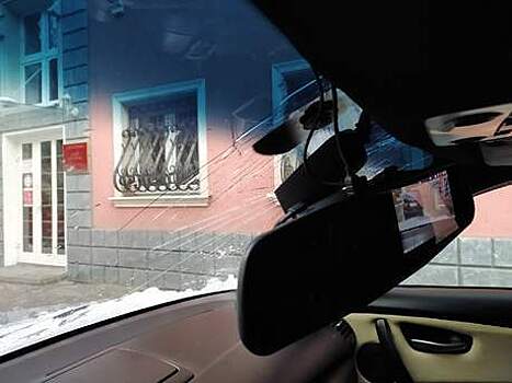Разбитое стекло и крыша: в Калининграде на BMW упали сосульки со снежным комом