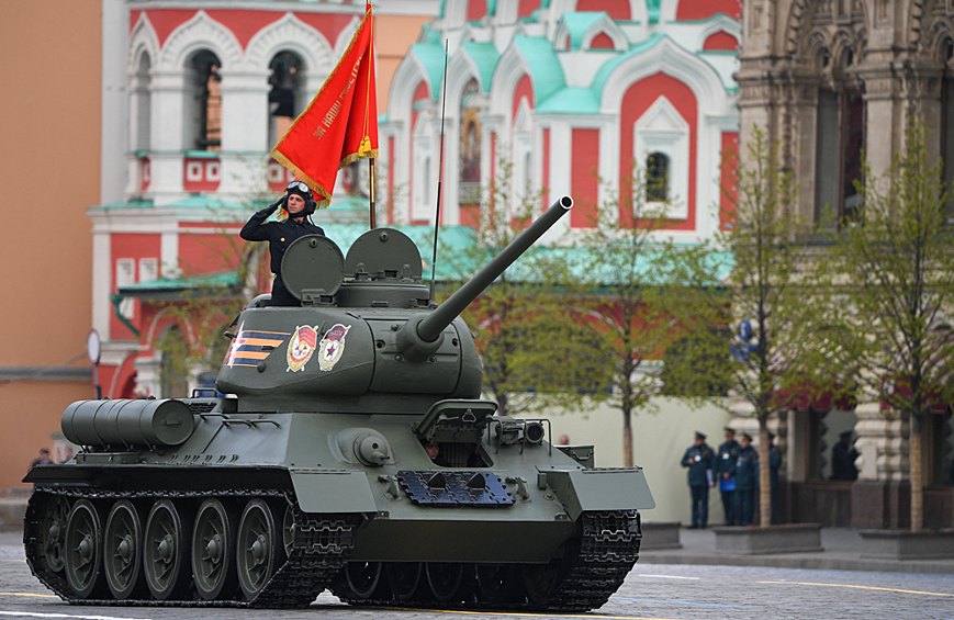 Танк Т-34-85 на военном параде в честь 77-й годовщины Победы в Великой Отечественной войне