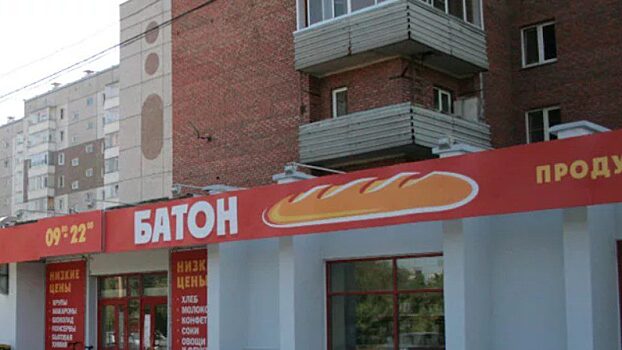 В Красноярске на козырьке магазина «Батон» нашли тело женщины