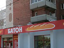 В Красноярске на козырьке магазина «Батон» нашли тело женщины