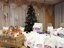 Волшебники из «Омскэлектро» передали новогодние подарки малышам-сиротам