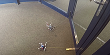 Конструкторы из США и Швейцарии научили двух дронов открывать двери