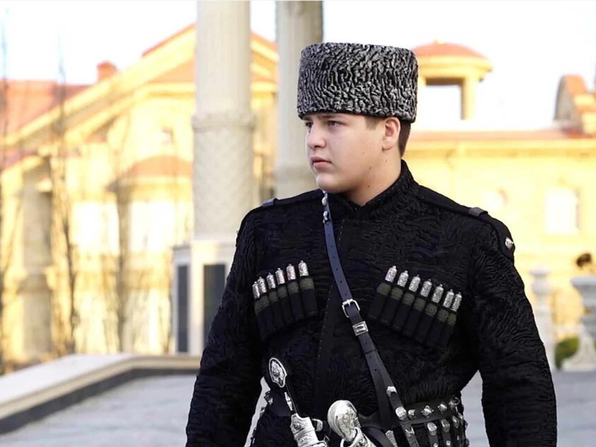 Адам Кадыров под эпичную музыку стрелял сразу из двух позолоченных пулемётов.