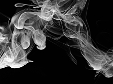 Кузбасские депутаты запретили курить рядом с магазинами и подъездами