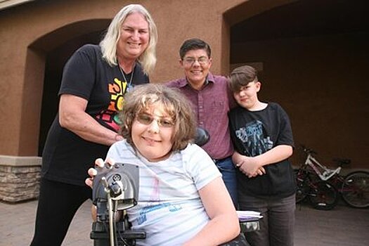 Американская семья в полном составе стала трансгендерами