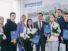 Николай Ханин вручил раменским сиротам ключи от квартир