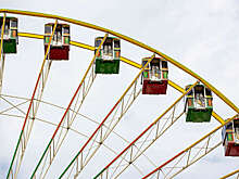 Shot: в Москве десятки человек застряли на колесе обозрения в Измайловском Кремле