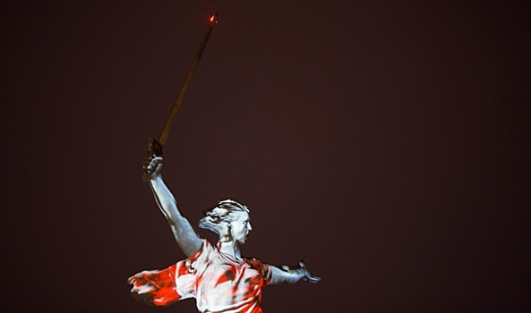 На Мамаевом кургане в Волгограде идет подготовка к световому шоу 9 мая