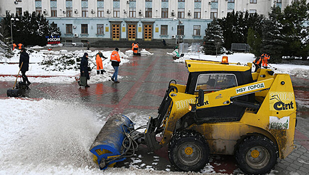 Фотофакт: площадь Ленина в Симферополе стала центром притяжения дворников