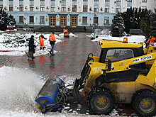 Фотофакт: площадь Ленина в Симферополе стала центром притяжения дворников