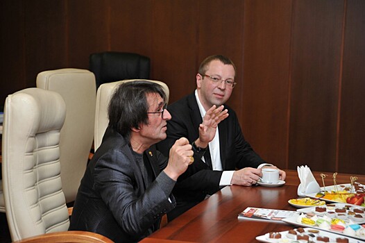 Углич преподнес Юрию Башмету чашу-братину - символ дружбы на Руси