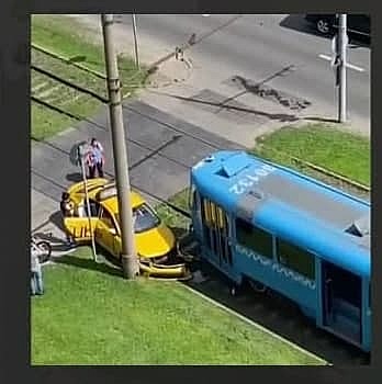 На Живописной таксистка протаранила трамвай №28