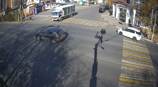 В Белогорске возле горпарка пешеход перебегал дорогу на красный свет и попал под машину