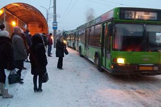 Почему автобус не едет? Новосибирцы ждут транспорт по полчаса