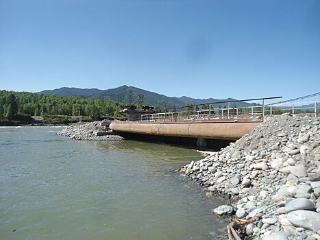 Республике Алтай снова пообещали средства на достройку моста у Белухи