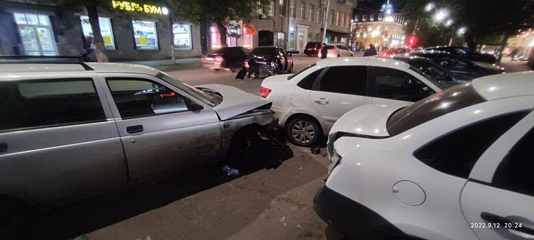 В центре Саратова «ВАЗ» протаранил пять автомобилей возле ТОЦ «Европа-Сити»