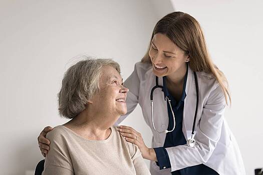 Пожилым людям рассказали о приводящих к снижению слуха факторах