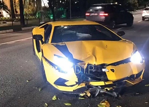 В Сочи 28-летняя девушка въехала в дерево на чужом Lamborghini за 50 млн рублей