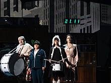 «Либо семья, либо мир спасать»: в Театре на Бронной премьера спектакля «Человек Летучая Мышь против Леонида Ильича Брежнева»