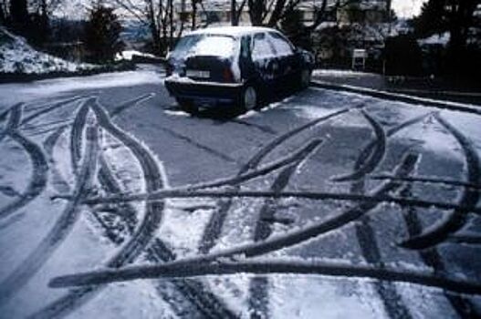 Воронежские спасатели просят водителей на летней резине не садиться за руль