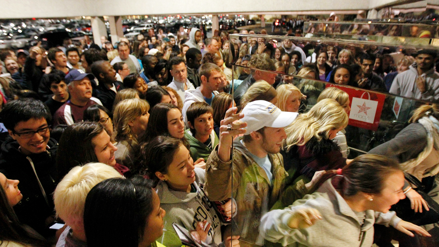 скрининг багажа. толпа людей в очереди. очередь в гардероб в театре. очередь в гардеробе. очередь в гардеробе.