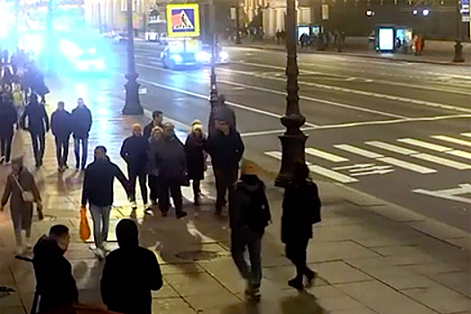 В Петербурге водитель на огромной скорости протаранил толпу и попал на видео