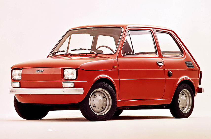 Fiat 126. Сказать, что сити-кар мал — не сказать ничего. Отечественная «Ока» на его фоне покажется полноценным автомобилем. Длина Fiat — 3054 мм, ширина — 1378 мм. Базовая двухцилиндровая 594-кубовая «молотилка» (23 л.с.) расположена сзади и приводит задние колеса.