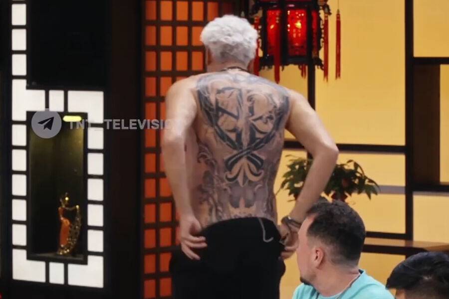 Киркоров показал татуировку на всю спину со своим лицом