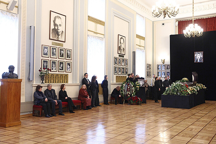 Церемония прощания с актрисой Ольгой Чиповской в Большом портретном фойе Театра имени Евгения Вахтангова, 9 февраля 2026 года