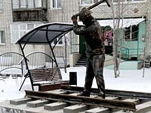 В Ершове установили скульптуру «Путеец»