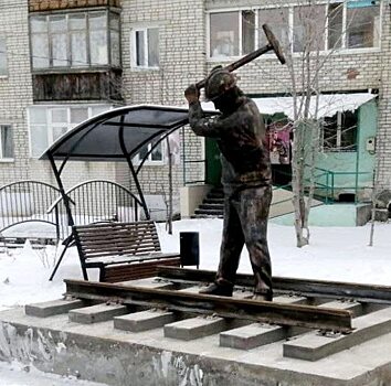 В Ершове установили скульптуру «Путеец»