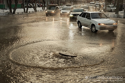Екатеринбургскую улицу спасают от потопа насосами