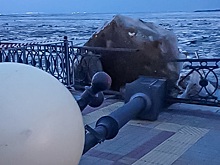 В Хабаровске ночной ледоход повредил ограждение набережной и опору уличного освещения, жертв нет