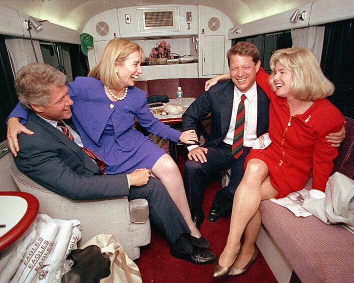 Президент США Билл Клинтон с супругой Хиллари (слева) и вице-президент Альберт Гор с женой Типпер (справа), США, 26 октября 1992 г.