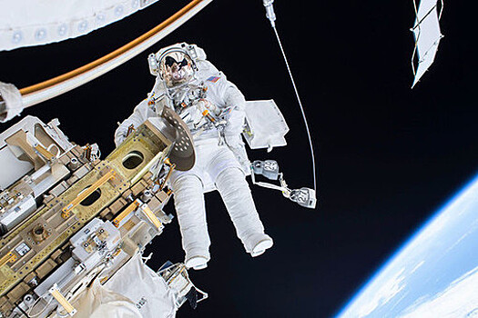 Астронавты США и Канады начали выход в космос