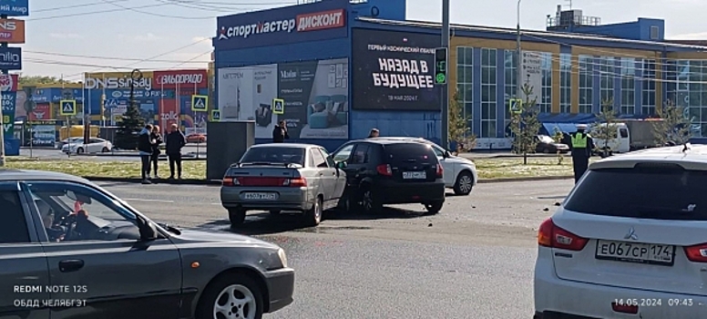 В Челябинске произошло массовое ДТП с 5 автомобилями