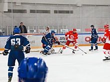 В Пензе завершился вничью матч с участием ветеранов спецподразделения «Альфа» и звезд хоккея
