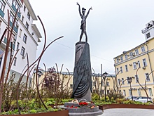 В Москве возложили цветы к памятнику балерины Майи Плисецкой
