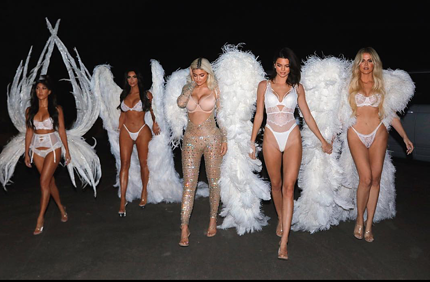 Сестры Кардашьян вместе появились на вечеринке в костюмах ангелов Victoria's Secret. Стоит отметить, что в жизни в показе участвовала только одна из них.