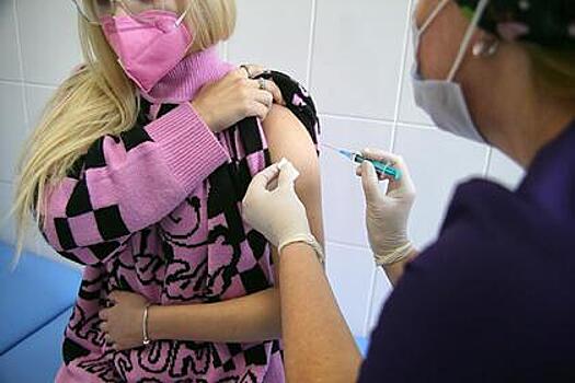 Гинцбург ответил на вопрос о побочных реакциях при вакцинации подростков