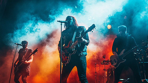 От легенд хип-хопа до «Ведьмака» при свечах: 15 осенних концертов в Калининграде и на побережье