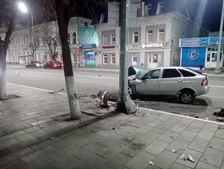 В Сызрани водитель и пассажирка «двенадцатой» пострадали после столкновения с Ford и деревом