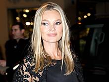 Дочь Кейт Мосс, модель Лила, вышла на публику в платье-комбинации