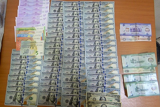 Незаконный вывоз крупной суммы денег пресекли таможенники в аэропорту Новосибирска