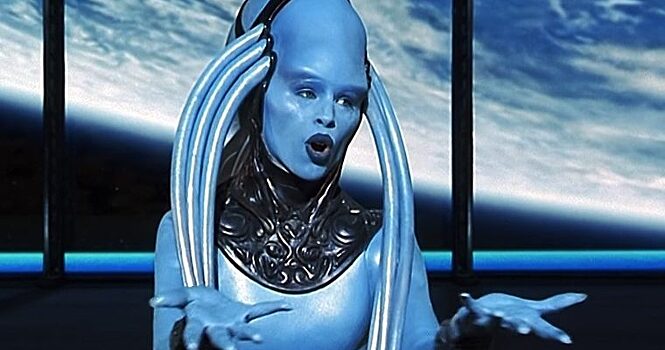 Мы знаем лишь ее «инопланетный» облик: как выглядит актриса, сыгравшая Диву Плавалагуну в «Пятом элементе»